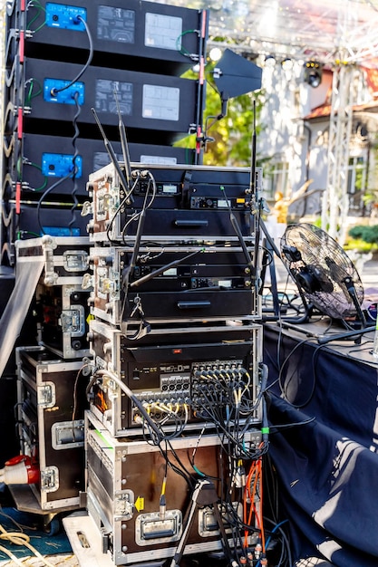 Equipamentos musicais em conectores de concerto são conectados ao mixer de áudio Closeup