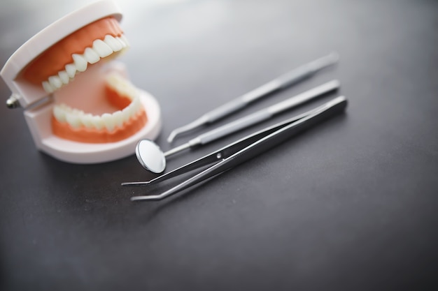Equipamentos para consultório odontológico. Instrumentos Ortopédicos. Técnico dentário com ferramentas de trabalho. Ferramentas de metal de dentista.