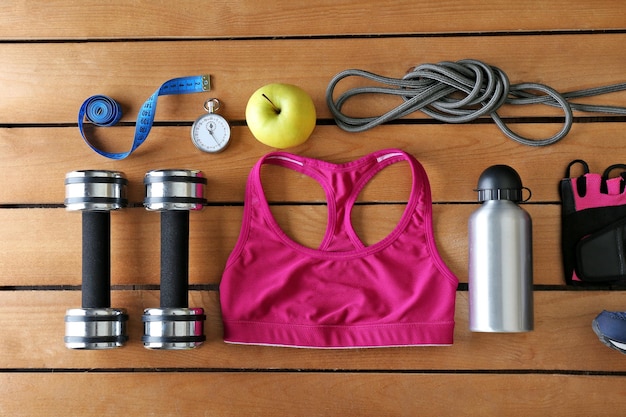 Equipamiento deportivo femenino sobre un fondo de madera