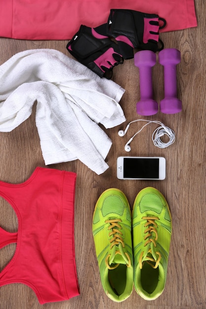 Foto equipamiento deportivo para mujer sobre fondo de madera