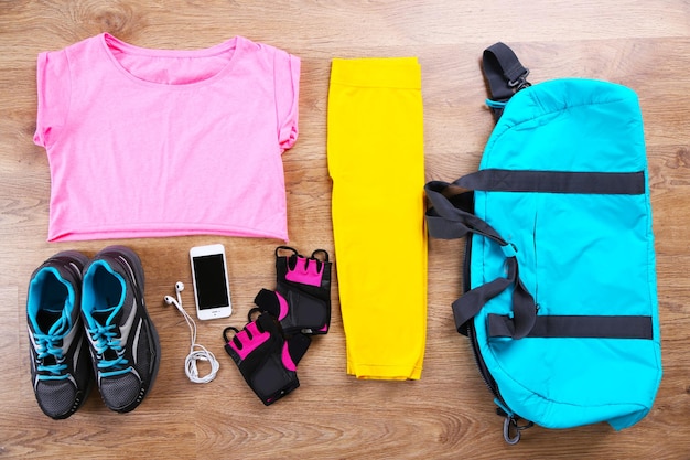 Equipamiento deportivo para mujer sobre fondo de madera