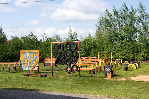 Equipamiento deportivo para niños en el patio sobre el césped