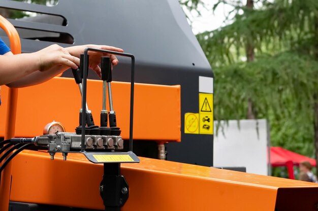 Foto equipamiento hidráulico azul de cerca palancas para el funcionamiento de equipos hidráulicos fragmento de una prensa hidráulica azul máquina herramienta para la industria pesada concepto de ingeniería mecánica