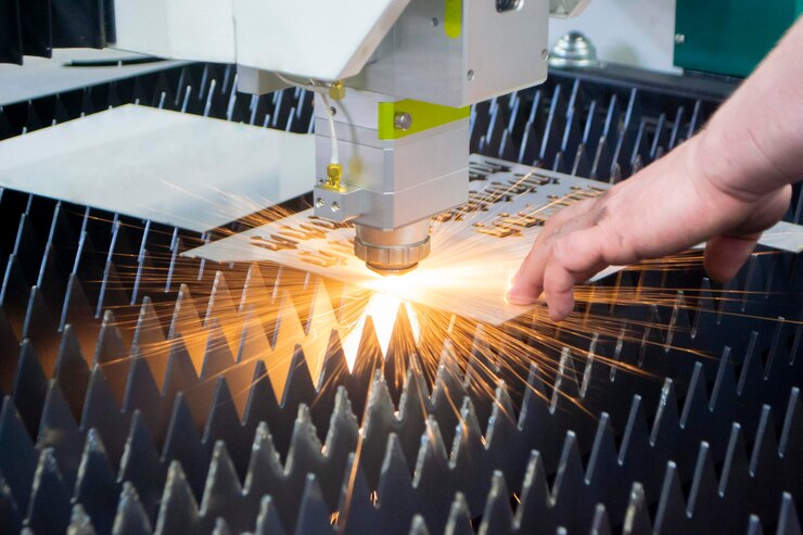 Foto equipamiento industrial para el corte por láser de láminas metálicas de corte de lámina metálica por láser