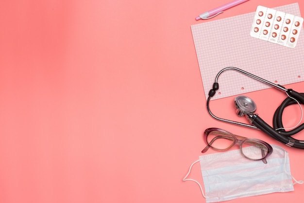 Foto equipamiento médico sobre un fondo rosa pastel