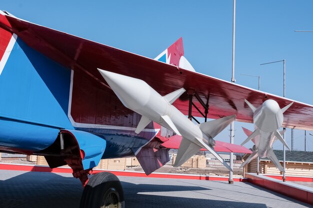 Equipamiento militar. antiguo equipo militar de la urss y rusia. cohetes bajo el ala de un avión.