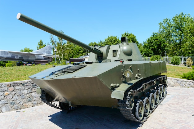 Equipamiento militar. Tanque viejo Un monumento en el parque.