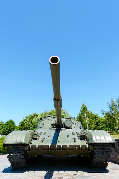 Equipamiento militar. Tanque viejo Un monumento en el parque.