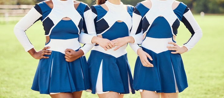 Foto equipe adolescente líder de torcida e atleta ao ar livre e fitness com esquadrão de uniforme e apoio competição de exercícios e colaboração em eventos escolares e mulheres com trabalho em equipe esportiva e torcida