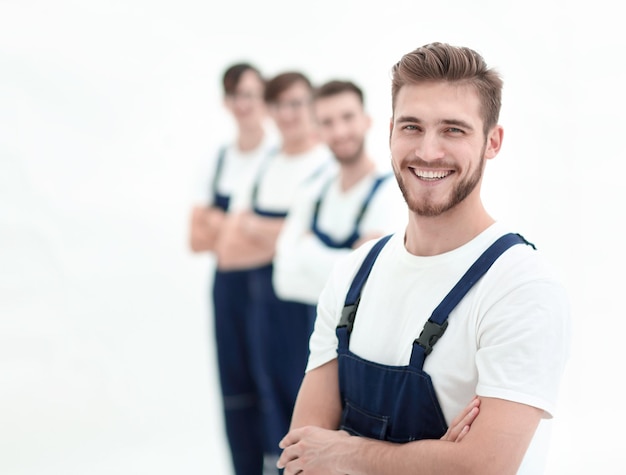 Equipe alegre de motores responsáveis isolados no fundo branco