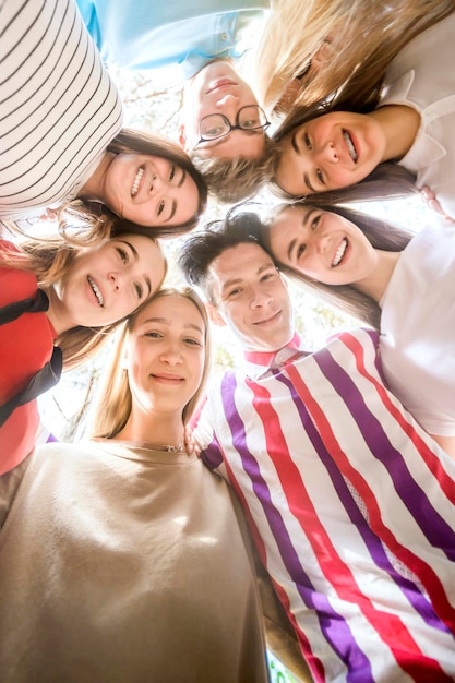 Equipe amigável adolescentes positivos estão juntos em um círculo