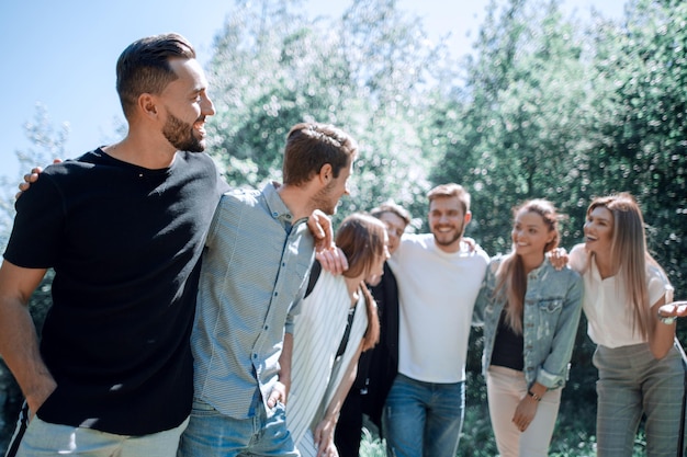 Equipe amigável de jovens no fundo da cidade Parklifestyle