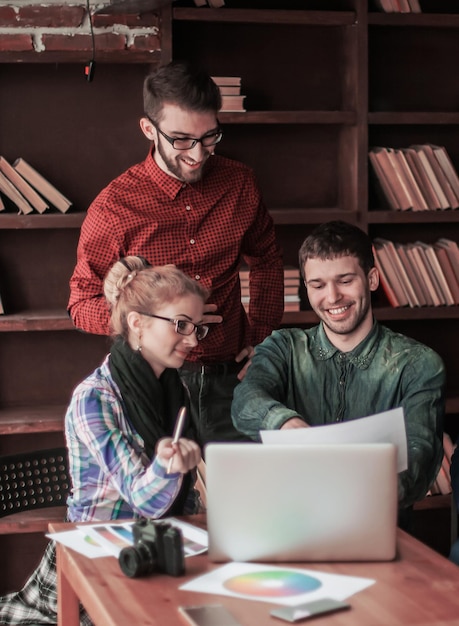 Equipe amigável de redatores no local de trabalho no escritório moderno