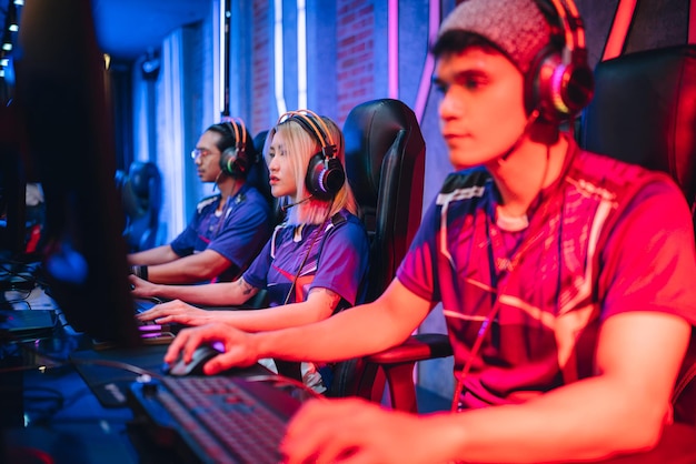 Equipe asiática de eSports competindo em um torneio de eSports