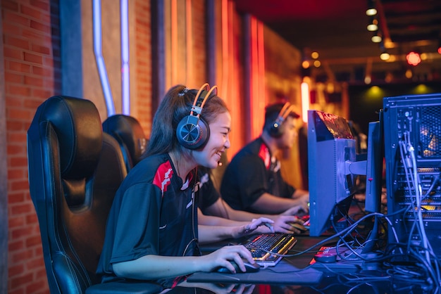 Equipe asiática de eSports competindo em um torneio de eSports