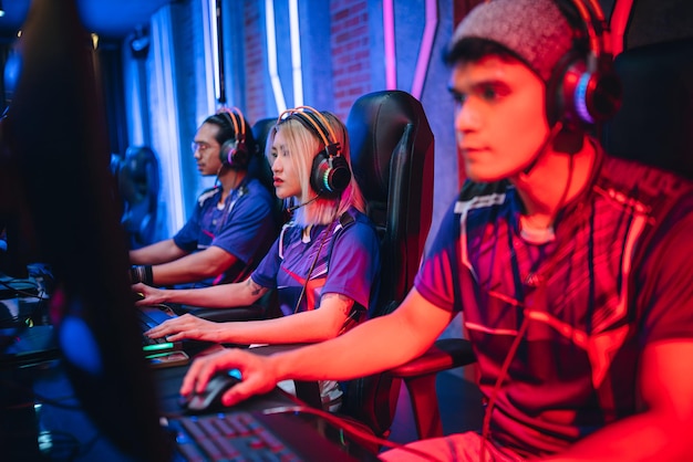 Equipe asiática de eSports competindo em um torneio de eSports