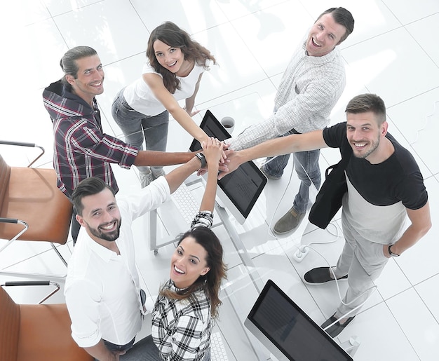 Equipe bem sucedida com as mãos entrelaçadas