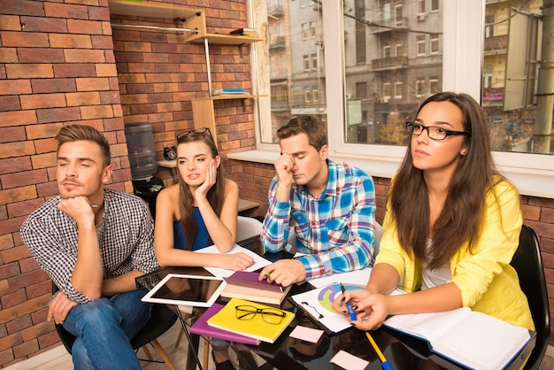 Equipe cansada trabalhando com um projeto empresarial