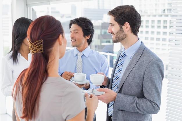 Equipe comercial aproveitando algumas bebidas