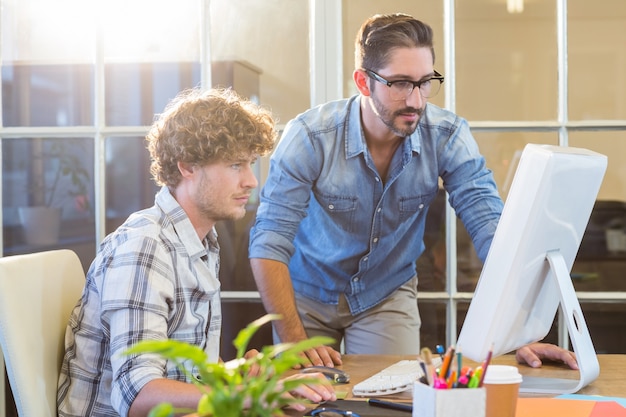 Equipe comercial concentrada trabalhando no computador