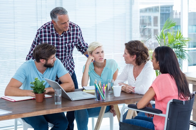 Equipe comercial criativa no escritório