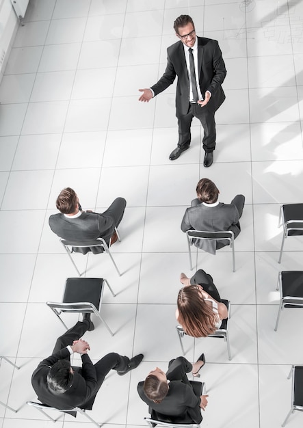 Equipe criativa realiza uma reunião no lobby