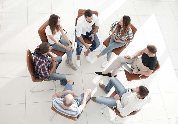 Equipe criativa sentada em sala de aula para formação de equipes