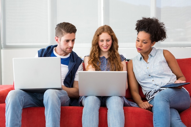 Equipe criativa usando laptops e tablet digital