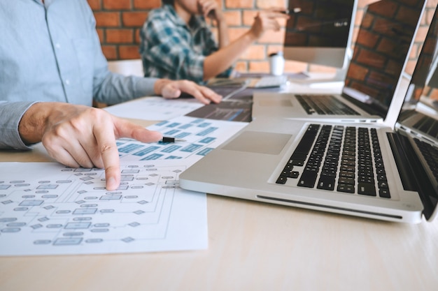 Equipe da reunião de cooperação para programadores de desenvolvedores profissionais, brainstorming e programação no site, trabalhando com software e tecnologia de codificação, escrevendo códigos e banco de dados