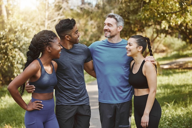 Foto equipe de academia de ginástica e pessoas no grupo de atletas do parque natural com apoio ao esporte e à saúde exercite amigos diversificados e saudáveis com treinamento desafiador junto com treino e confiança