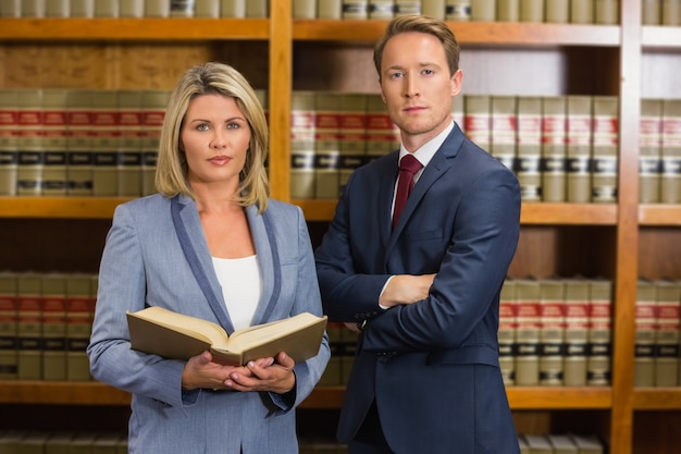 Equipe de advogados na biblioteca de direito