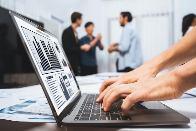 Equipe de analistas usa bi fintech em um laptop para analisar dados financeiros prudentes