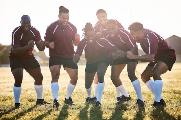 Equipe de apoio feliz e homens no rugby para comunidade de motivação de jogo ou diversidade no campo Sorria fitness e atletas torcendo pelo objetivo de treinamento ou vencendo um concurso ou competição