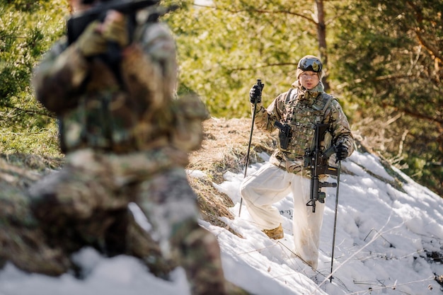 Equipe de armas de forças especiais na floresta fria Guerra de inverno e conceito militar
