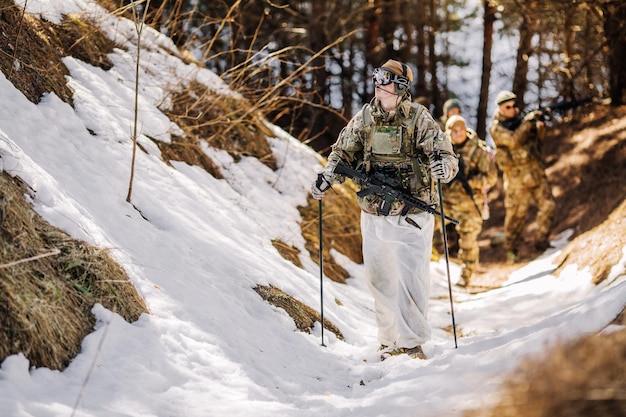 Equipe de armas de forças especiais na floresta fria Guerra de inverno e conceito militar