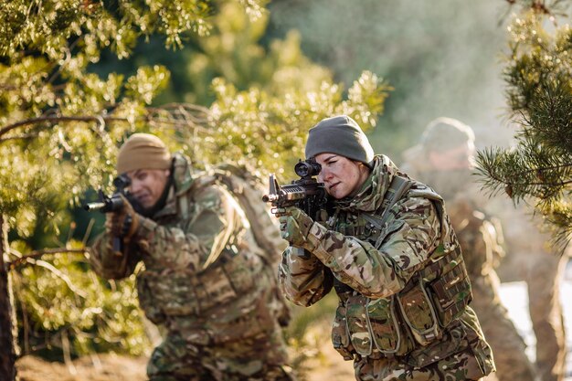 Equipe de armas de forças especiais na floresta fria Guerra de inverno e conceito militar