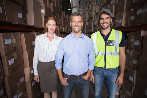 Equipe de armazém sorrindo para a câmera