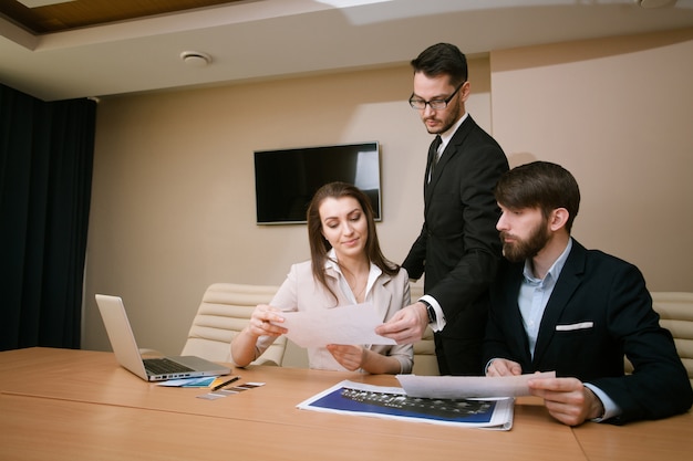 Equipe de arquitetos, reunião no escritório