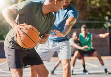 A celebração da equipe de sucesso esportivo e o jogador de basquete  comemoram o jogo de desafio de condicionamento físico ou a vitória da  competição vencedor do trabalho em equipe da parceria