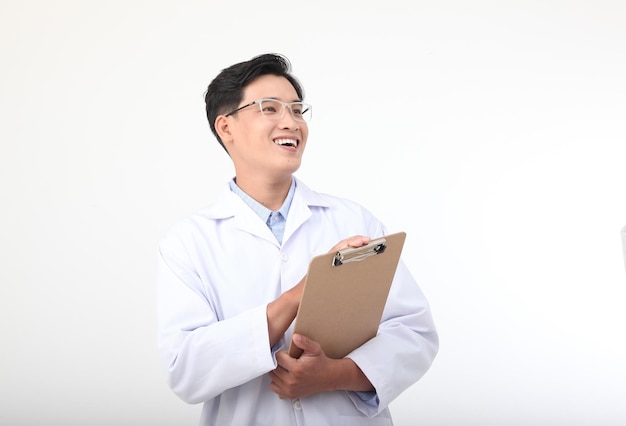 Equipe de berçário médica jovem e bonita asiática em casaco de blusa médica isolada em fundo branco