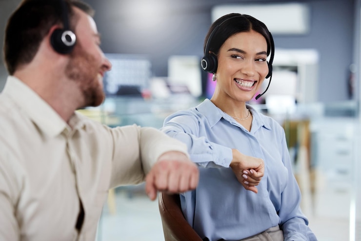 Foto equipe de call center de cotovelo e comunicação no escritório olá ou saudação com contato de conexão e suporte ajuda conselhos e pessoas com parceria no serviço ao cliente felicidade e coworking