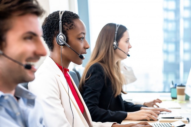 Equipe de centro de chamada diversa trabalhando no escritório