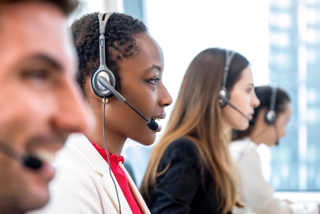 Equipe de centro de chamada diversa trabalhando no escritório