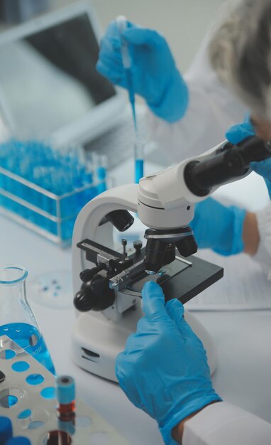 Foto equipe de cientistas escolhe entre placa de circuito impresso para trabalhar em segundo plano centro de pesquisa científica tecnologicamente avançado