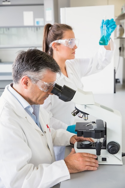 Equipe de cientistas no trabalho