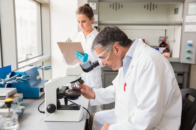 Equipe de cientistas no trabalho