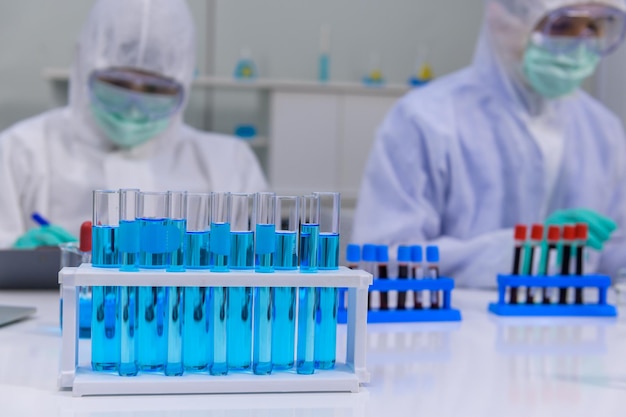 Equipe de cientistas pesquisando a cura do Coronavírus em laboratório. Médico asiático trabalhando em uma vacina contra a infecção pelo vírus.