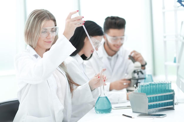 Equipe de cientistas realiza estudos de fluidos em laboratório. ciência e saúde