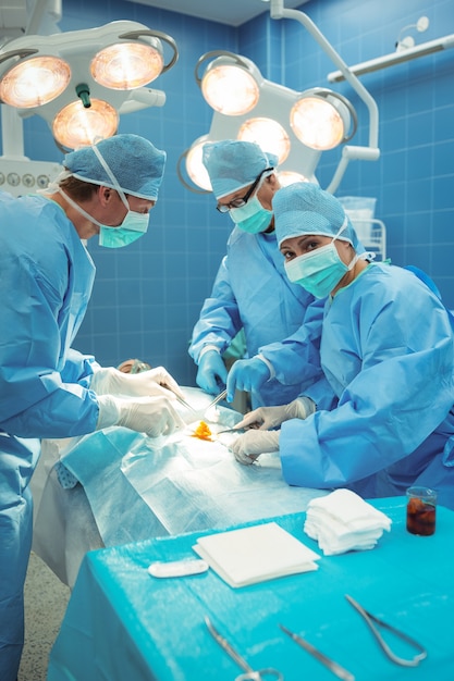 Equipe de cirurgiões realizando operação no teatro de operação