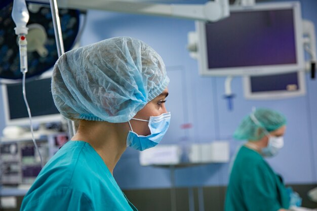 Foto equipe de cirurgiões trabalhando no hospital, sala de cirurgia